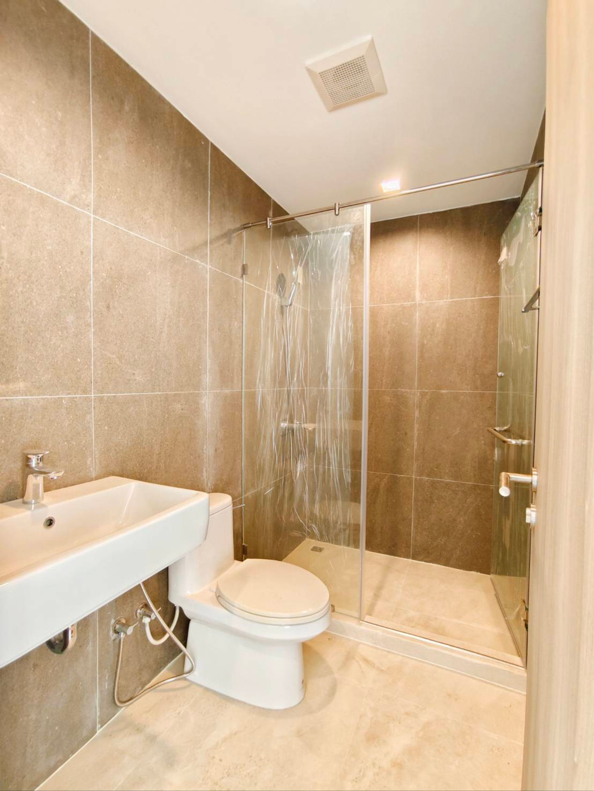 ให้เช่าทาวน์โฮมโชคชัย4 ลาดพร้าว71 : ให้เช่าทาวน์โฮม 3.5 ชั้น หลังมุม โครงการ Authen Ladprao–Nakniwa ซอยนาคนิวาศ 48 ใกล้เซ็นทรัลอีสวิลล์