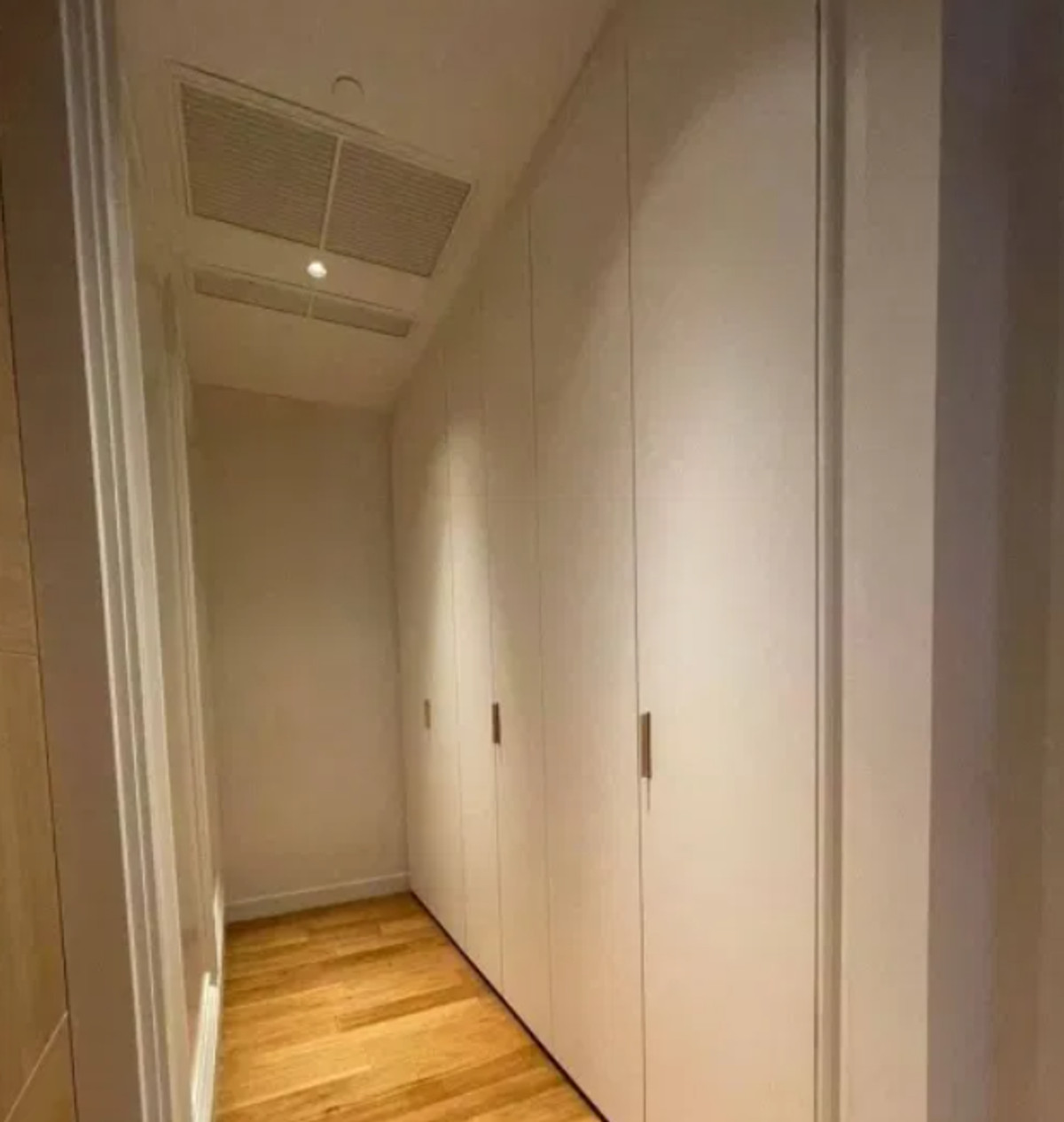 For RentCondoWitthayu, Chidlom, Langsuan, Ploenchit : Sindhorn Residence 111 sq.m. Please add LINE ID @806qphgn o8415o5483