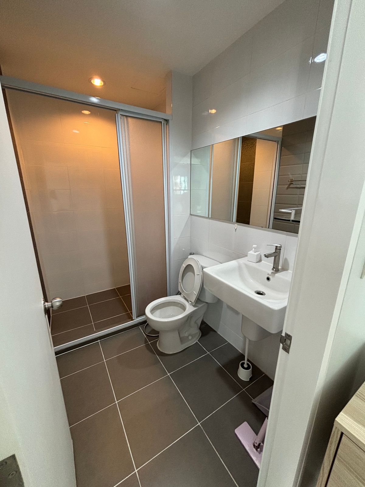 For RentCondoOnnut, Udomsuk : 🔥For Rent Now🔥 Corner unit, 17th floor, newly renovated, 2 bedrooms, unobstructed view, near BTS Phra Khanong, fully furnished with built-in furniture, ready to move in.