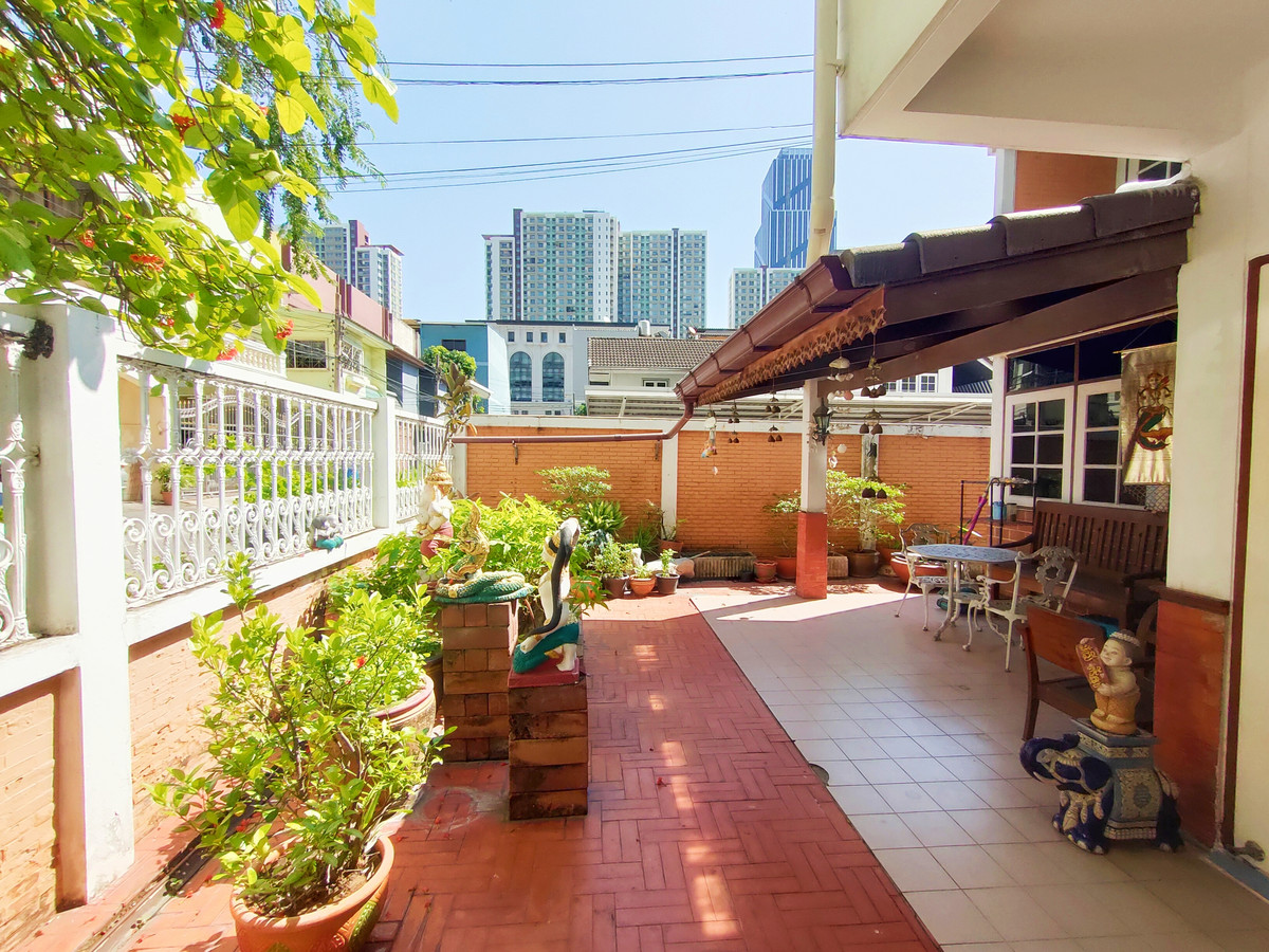 ขายบ้านพระราม 9 เพชรบุรีตัดใหม่ RCA : ขายด่วน!! ราคาดี!! บ้านเดี่ยว 3 ชั้น (รวมดาดฟ้า) หลังมุม เนื้อที่ 57.5 ตรว. หมู่บ้านทวีมิตร ซอย 4 ทำเลทอง ใจกลางเมือง หลังเซ็นทรัลพระราม 9 ใกล้ตึกอสมท. และรถไฟฟ้า MRT พระราม 9