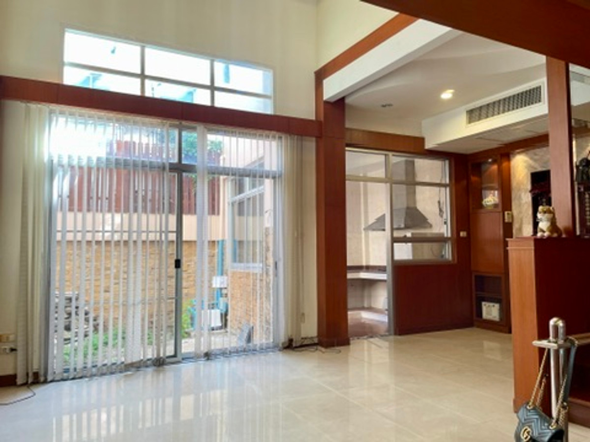 ให้เช่าทาวน์โฮมเลียบทางด่วนรามอินทรา : ปล่อยเช่า Town Home คริสตัล วิลล์ [Crystal Ville] เลียบด่วนเอกมัย-รามอินทรา ประดิษฐ์มนูธรรม 15 ใกล้ทางพิเศษฉลองรัช เพียง 350 เมตร จากเซ็นทรัล อีสวิลล์ 