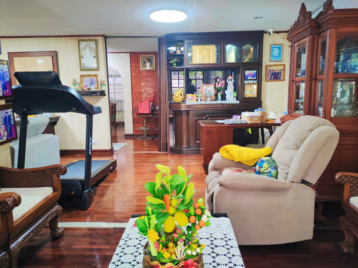 ขายบ้านพระราม 9 เพชรบุรีตัดใหม่ RCA : ขายด่วน!! ราคาดี!! บ้านเดี่ยว 3 ชั้น (รวมดาดฟ้า) หลังมุม เนื้อที่ 57.5 ตรว. หมู่บ้านทวีมิตร ซอย 4 ทำเลทอง ใจกลางเมือง หลังเซ็นทรัลพระราม 9 ใกล้ตึกอสมท. และรถไฟฟ้า MRT พระราม 9