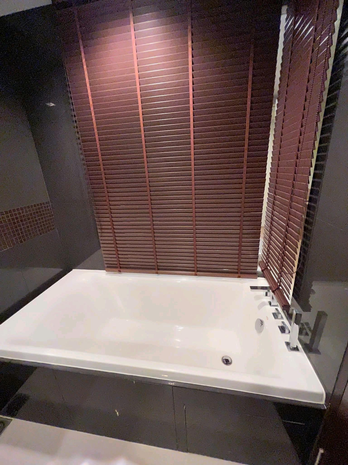 ให้เช่าคอนโดสาทร นราธิวาส : 📍 ทำเลใจกลางสาทร ใกล้ BTS เดินทางง่าย อยู่เองก็ดี ลงทุนก็สวย