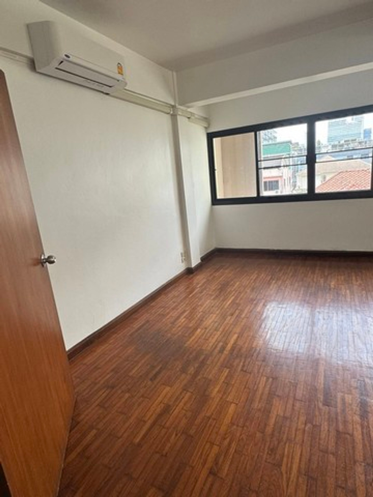 ให้เช่าโฮมออฟฟิศนานา : HR3198PREMIUM RENTAL] Modern Home Office Sukhumvit 4 – Nana Prime Location  Newly Renovated  Steps from BTS and Benjakitti Park