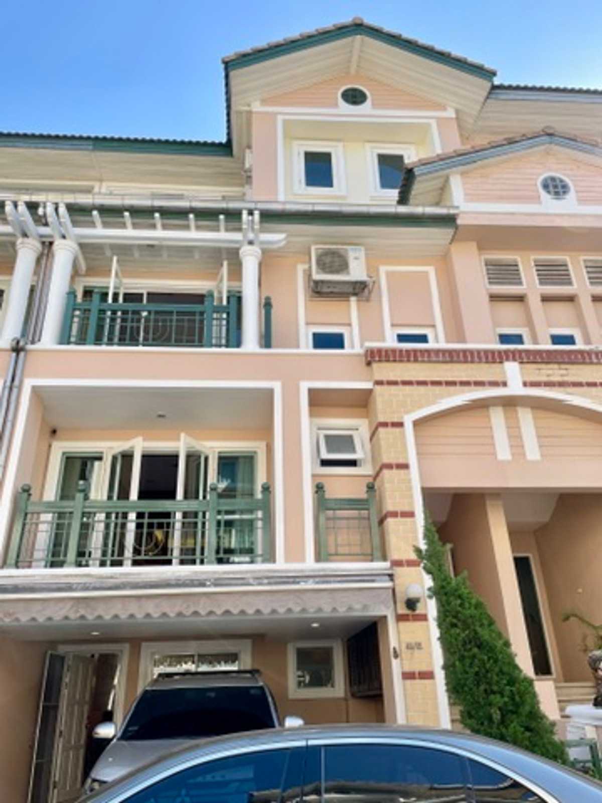 ให้เช่าทาวน์โฮมเลียบทางด่วนรามอินทรา : ปล่อยเช่า Town Home คริสตัล วิลล์ [Crystal Ville] เลียบด่วนเอกมัย-รามอินทรา ประดิษฐ์มนูธรรม 15 ใกล้ทางพิเศษฉลองรัช เพียง 350 เมตร จากเซ็นทรัล อีสวิลล์ 