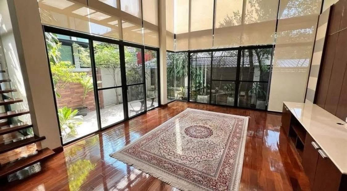 For RentSukhumvit, Asoke, Thonglor : ✅Urgent!! House for rent, Sukhumvit 24, usable area 220 square meters, 3 bedrooms, 3 bathrooms, 1 maids room, separate bathroom.