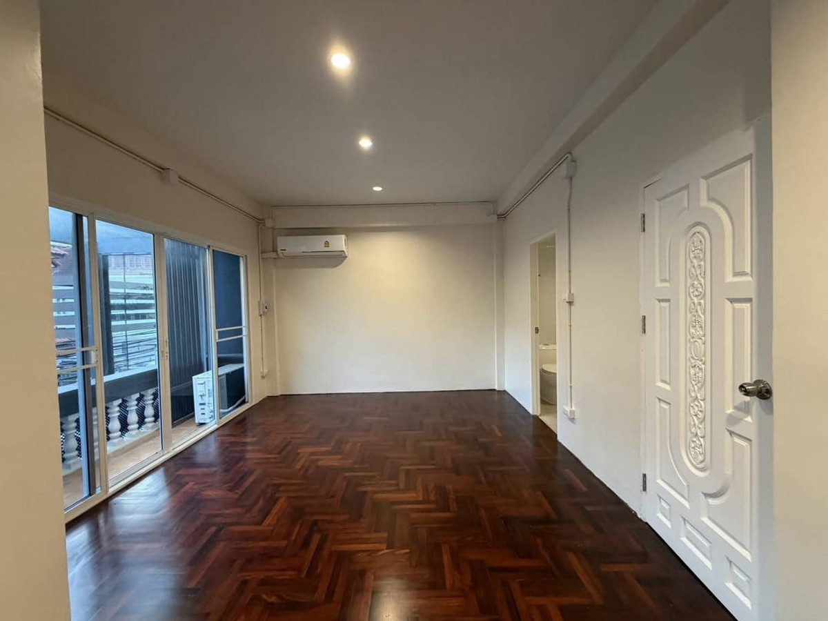 For RentHome OfficeSukhumvit, Asoke, Thonglor : 🌟Home office 5 Bed 4 Bath 400 sq.m., only 100 meters to BTS Phra Khanong, can register a company🌟