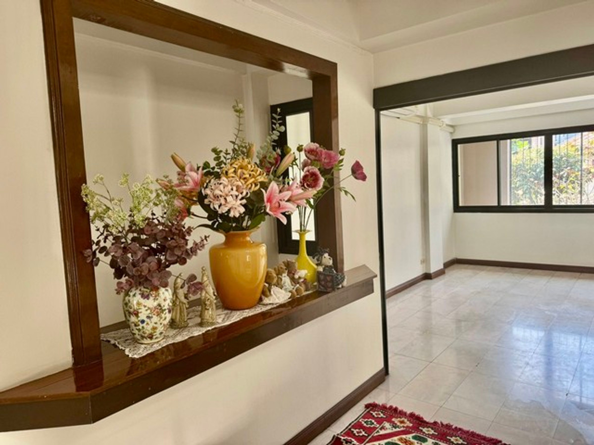 ให้เช่าโฮมออฟฟิศนานา : HR3198PREMIUM RENTAL] Modern Home Office Sukhumvit 4 – Nana Prime Location  Newly Renovated  Steps from BTS and Benjakitti Park