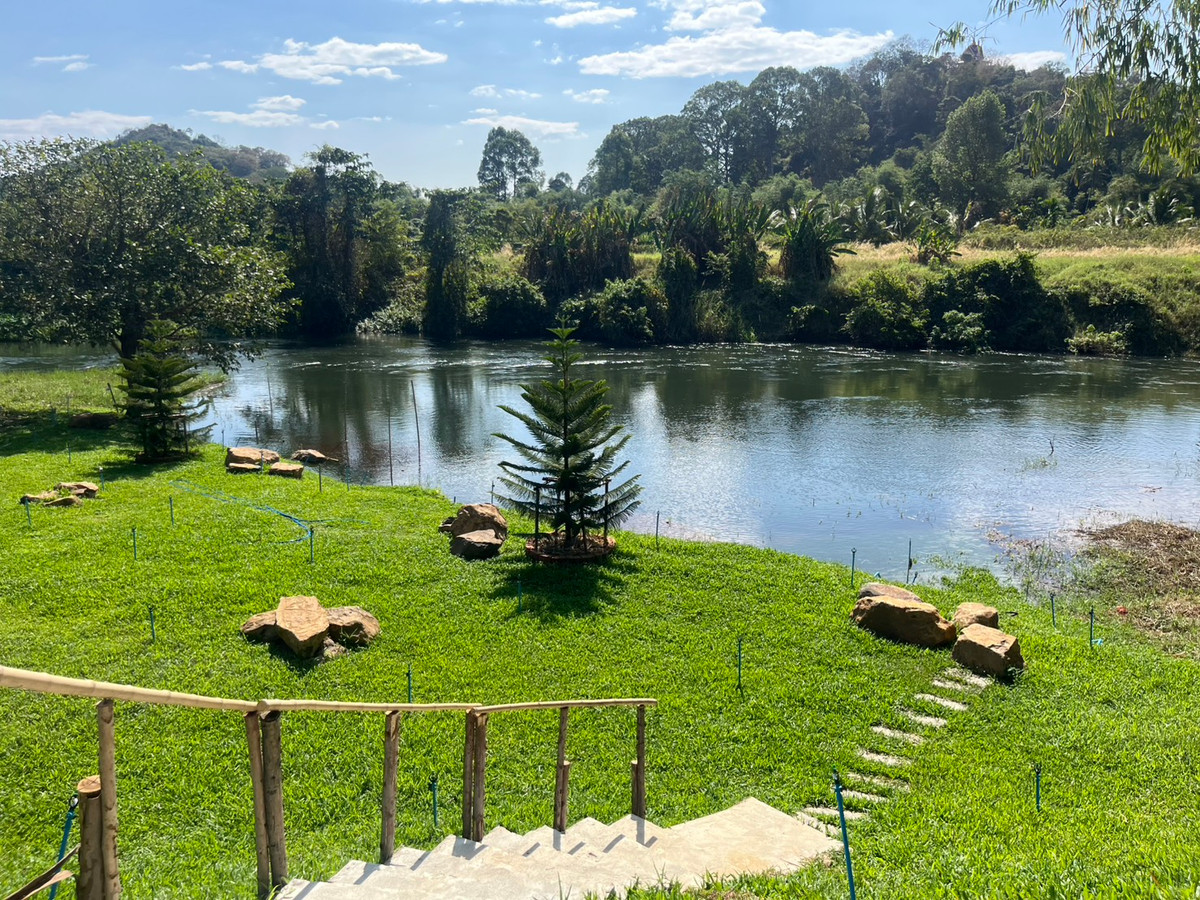 ขายที่ดินนครนายก : ขายที่ดินมีโฉนด ติดแม่น้ำนครนายกไม่มีถนนคั้น น้ำใสสะอาดมาก ด้านหลังเป็นภูเขา 