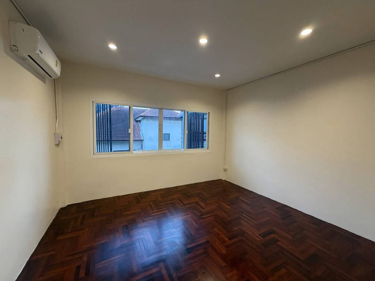 For RentHome OfficeSukhumvit, Asoke, Thonglor : 🌟Home office 5 Bed 4 Bath 400 sq.m., only 100 meters to BTS Phra Khanong, can register a company🌟