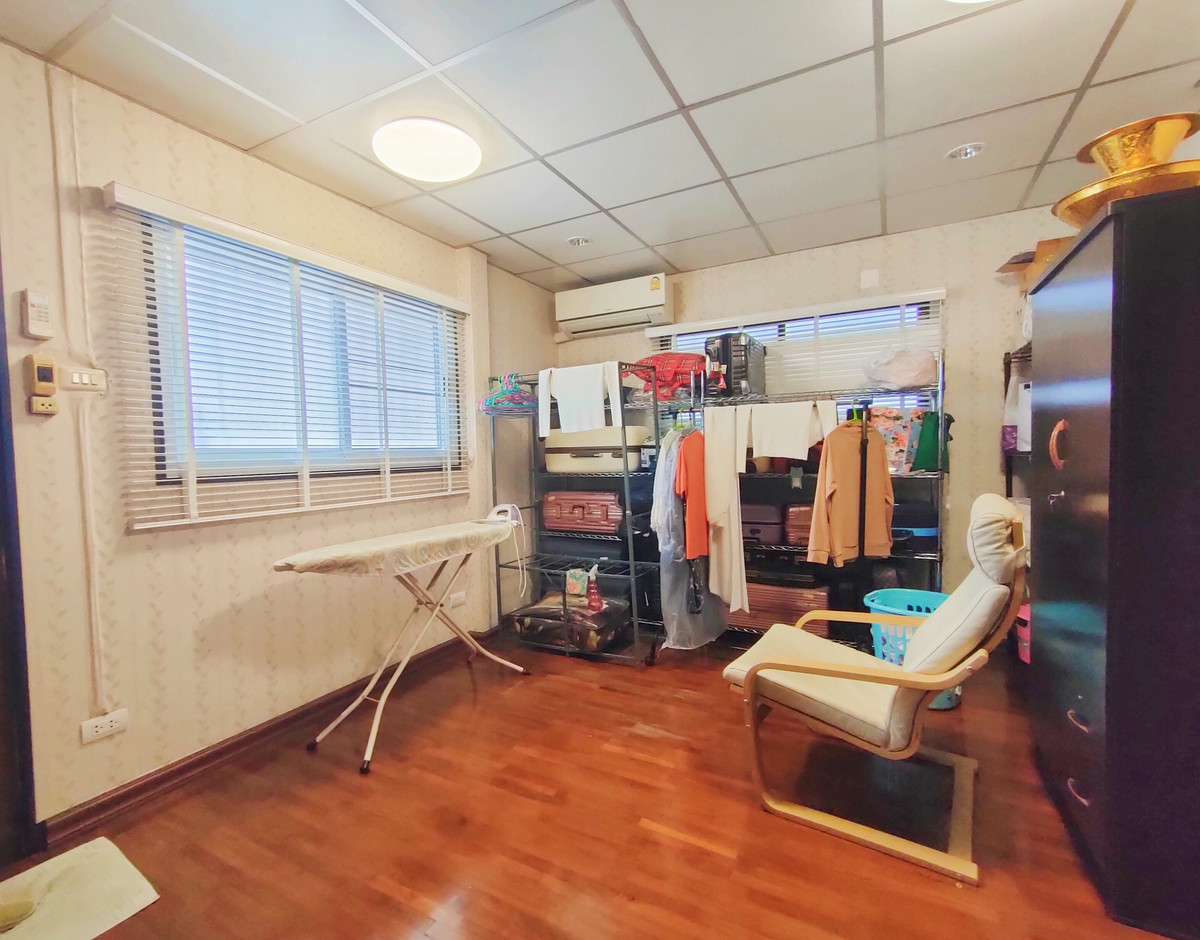 ขายบ้านพระราม 9 เพชรบุรีตัดใหม่ RCA : ขายด่วน!! ราคาดี!! บ้านเดี่ยว 3 ชั้น (รวมดาดฟ้า) หลังมุม เนื้อที่ 57.5 ตรว. หมู่บ้านทวีมิตร ซอย 4 ทำเลทอง ใจกลางเมือง หลังเซ็นทรัลพระราม 9 ใกล้ตึกอสมท. และรถไฟฟ้า MRT พระราม 9