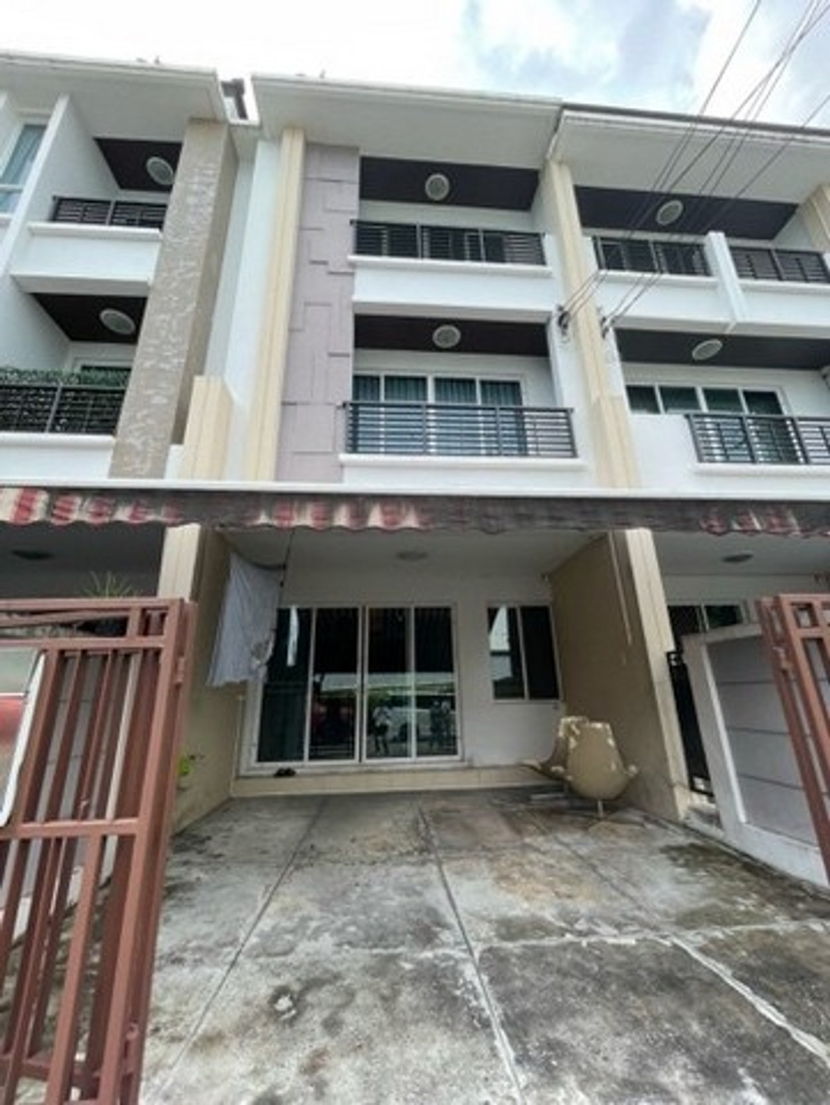 For RentTownhomeChokchai 4, Ladprao 71, Ladprao 48, : HR3204 Modern Living @Lat Phrao 71 Baan Klang Muang (Nakniwat 34), 3-story townhome, fully furnished, ready to move in | Central location, convenience.