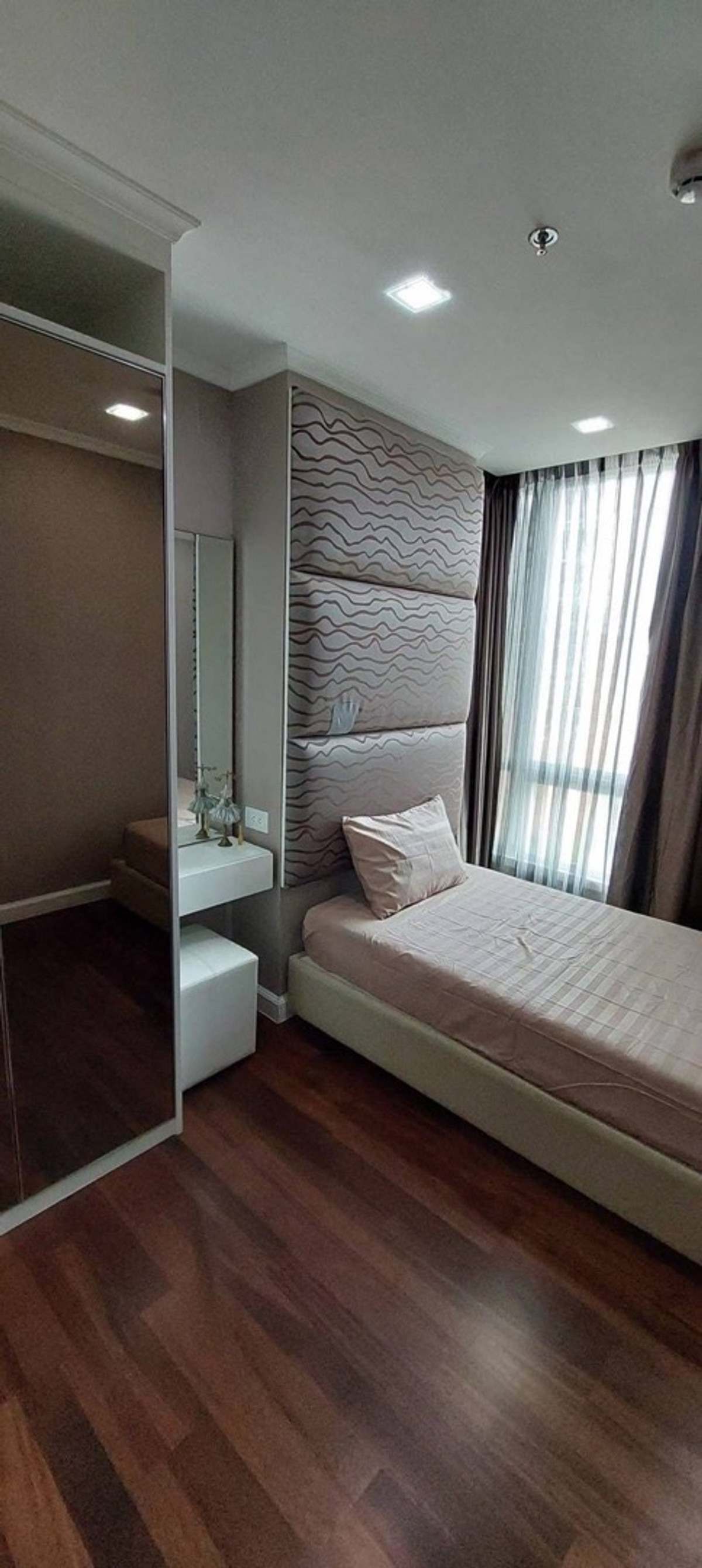 For RentCondoSamut Prakan,Samrong : Urgent rent, Condo The Metropolis Samrong, Building C, 6th floor, city view, size 55.00 sq m, 2 bedrooms, special price 18,000 baht.