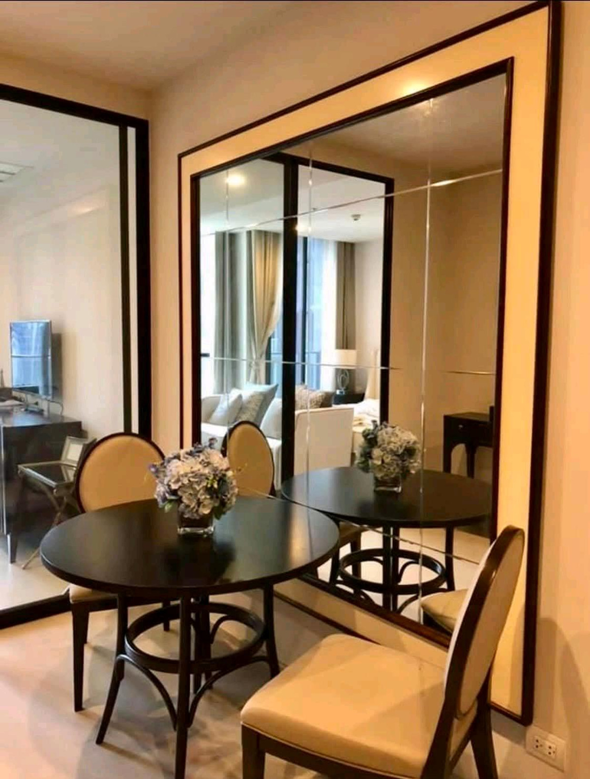 For RentCondoWitthayu, Chidlom, Langsuan, Ploenchit : 💫 Luxury-level condo in the heart of Ploenchit, next to BTS Ploenchit (directly connected to Skywalk), Okura view, beautiful open space, Chanintr furniture throughout the room.