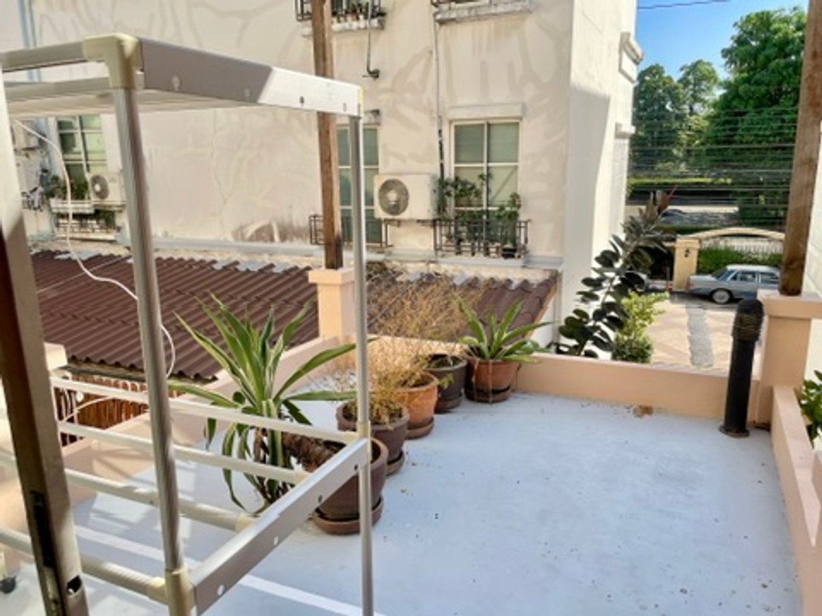 ให้เช่าทาวน์โฮมเลียบทางด่วนรามอินทรา : ปล่อยเช่า Town Home คริสตัล วิลล์ [Crystal Ville] เลียบด่วนเอกมัย-รามอินทรา ประดิษฐ์มนูธรรม 15 ใกล้ทางพิเศษฉลองรัช เพียง 350 เมตร จากเซ็นทรัล อีสวิลล์ 