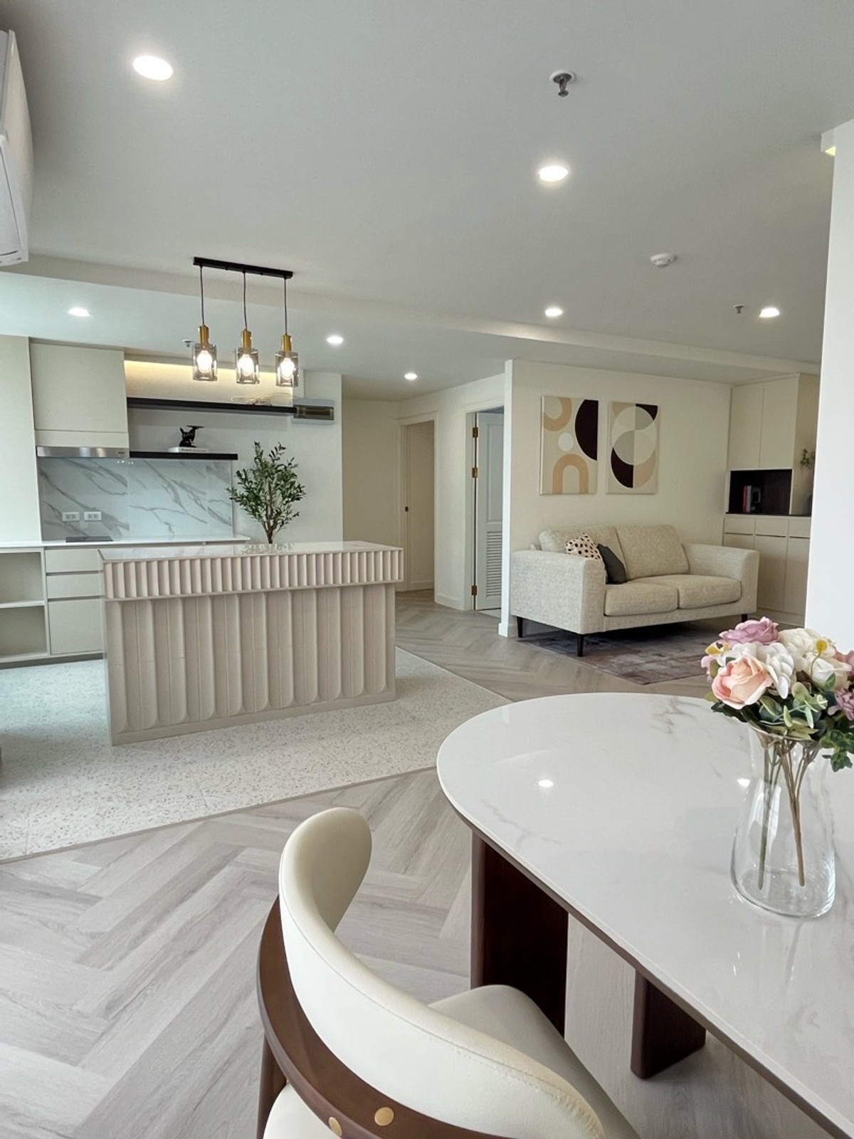 ขายคอนโดสุขุมวิท อโศก ทองหล่อ : {Owner Post} ขายคอนโด รีโนเวทใหม่ ห้องใหญ่พร้อมอยู่ขนาด 96 ตรม. ใกล้ BTS ทองหล่อ/เอกมัย