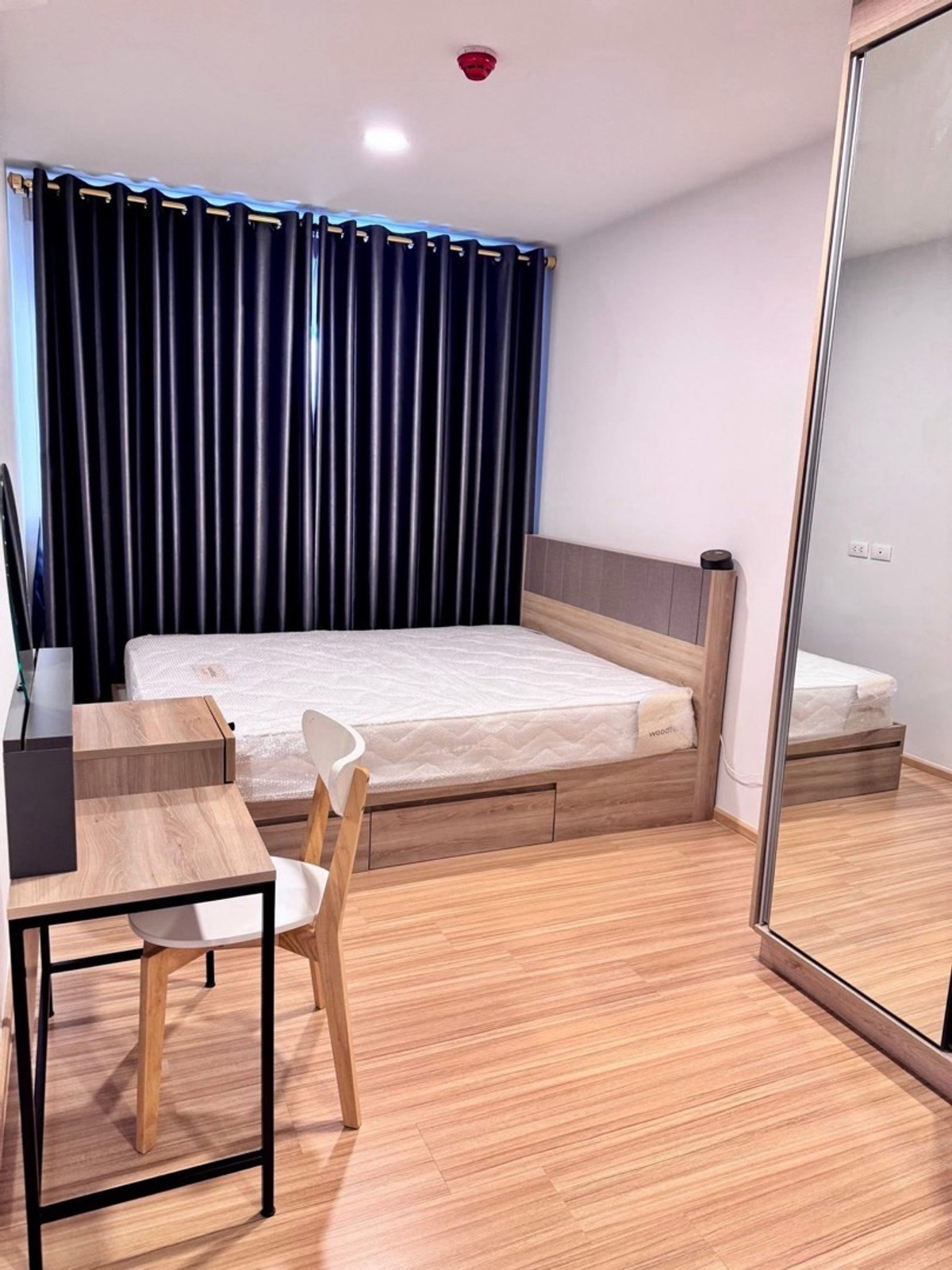 For RentCondoChokchai 4, Ladprao 71, Ladprao 48, : Condo for rent Chewathai Hallmark Lat Phrao-Chokchai 4 Phase 1 
 Room size 32 sq m. Floor: 7 Building/Building: B Price: 14,500 baht Nearby places: MRT Yellow Line, Chokchai 4-Lat Phrao 71 Station.