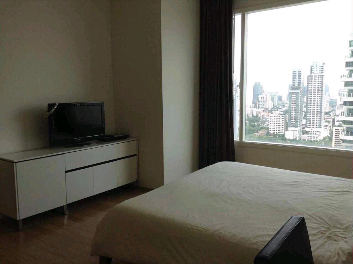 For RentCondoSukhumvit, Asoke, Thonglor : ✨ Premium location in the heart of the city, convenient travel, near BTS Phrom Phong, available and ready to move in on 02/05/2026.