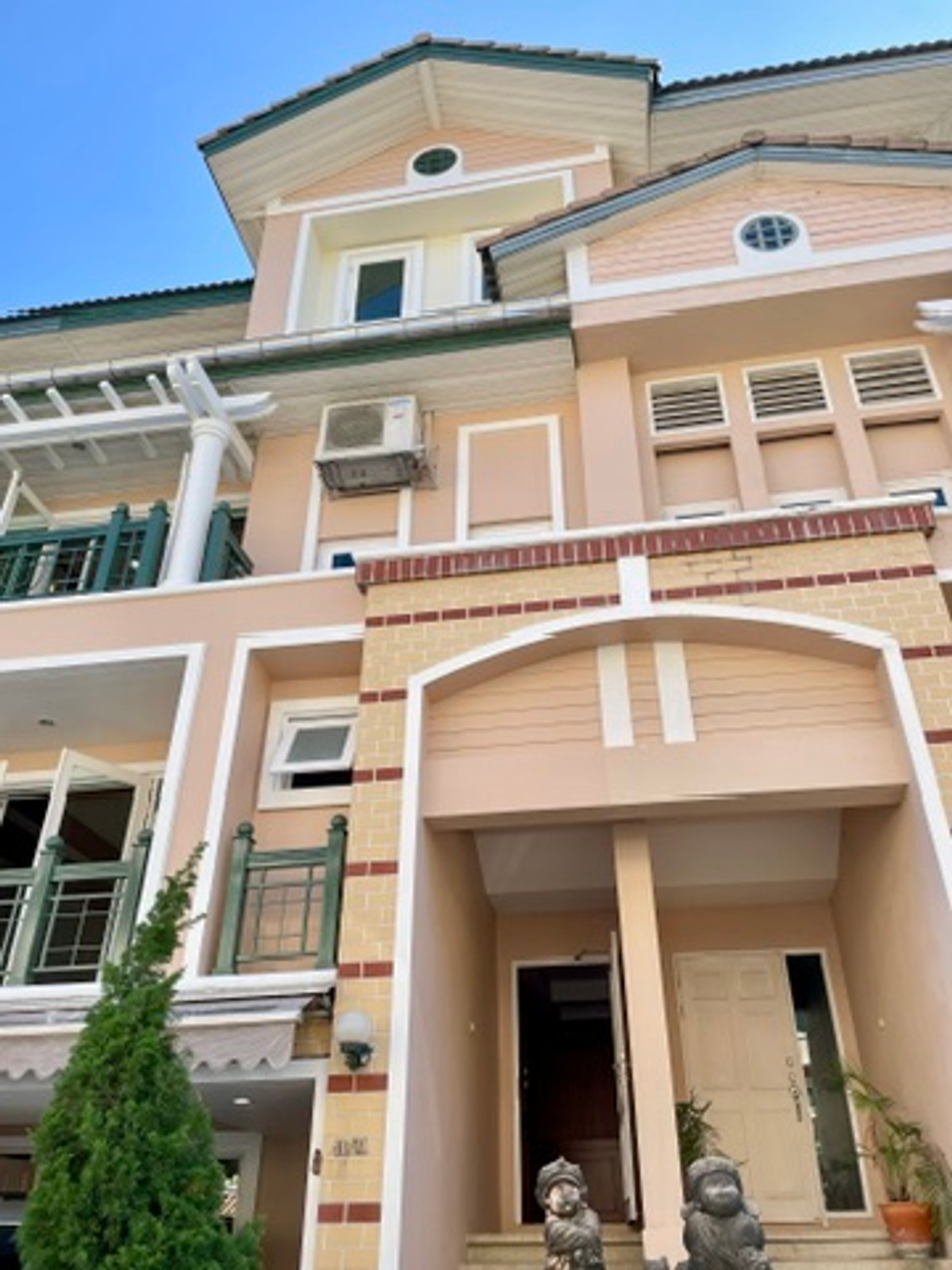 ให้เช่าทาวน์โฮมเลียบทางด่วนรามอินทรา : ปล่อยเช่า Town Home คริสตัล วิลล์ [Crystal Ville] เลียบด่วนเอกมัย-รามอินทรา ประดิษฐ์มนูธรรม 15 ใกล้ทางพิเศษฉลองรัช เพียง 350 เมตร จากเซ็นทรัล อีสวิลล์ 