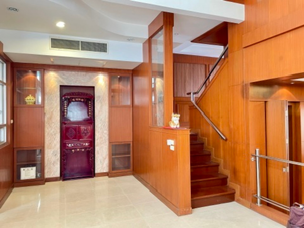 ให้เช่าทาวน์โฮมเลียบทางด่วนรามอินทรา : ปล่อยเช่า Town Home คริสตัล วิลล์ [Crystal Ville] เลียบด่วนเอกมัย-รามอินทรา ประดิษฐ์มนูธรรม 15 ใกล้ทางพิเศษฉลองรัช เพียง 350 เมตร จากเซ็นทรัล อีสวิลล์ 