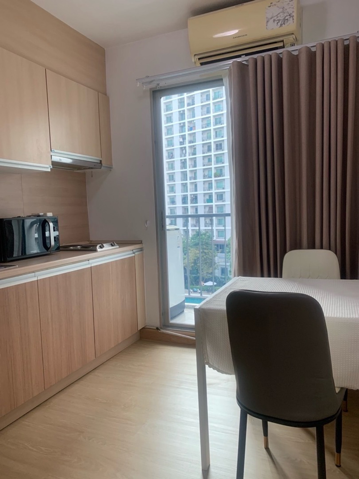 For RentCondoPattanakan, Srinakarin : Rent The Parkland Srinakarin (The Parkland Srinakarin)  🛏️ 1 bedroom 🛁 1 bathroom 🛋️ 1 living room, size 40 sq m. Building D, 9th floor 🏊🏻‍♂️ Pool view ✨ Price 10,000 baht ✨ Newly decorated room