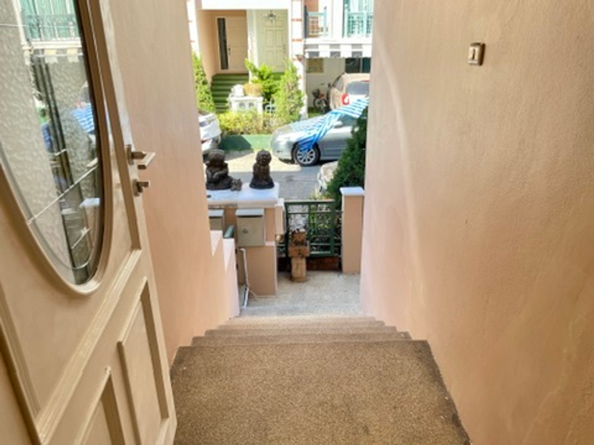 ให้เช่าทาวน์โฮมเลียบทางด่วนรามอินทรา : ปล่อยเช่า Town Home คริสตัล วิลล์ [Crystal Ville] เลียบด่วนเอกมัย-รามอินทรา ประดิษฐ์มนูธรรม 15 ใกล้ทางพิเศษฉลองรัช เพียง 350 เมตร จากเซ็นทรัล อีสวิลล์ 