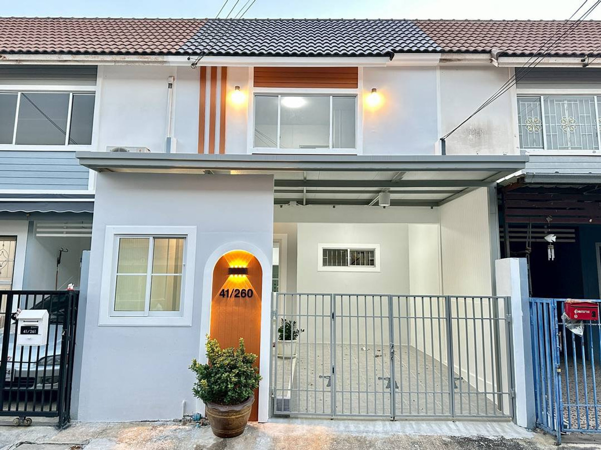 For SaleTownhomeNonthaburi, Bang Yai, Bangbuathong : Urgent sale! 2-story townhouse, completely renovated. Pruksa Village 45, potential location on Wat Lat Pladuk Road, area 16 sq m., function 3 bedrooms, 2 bathrooms, very beautiful condition, easy to travel, there are buses passing in front of the project 