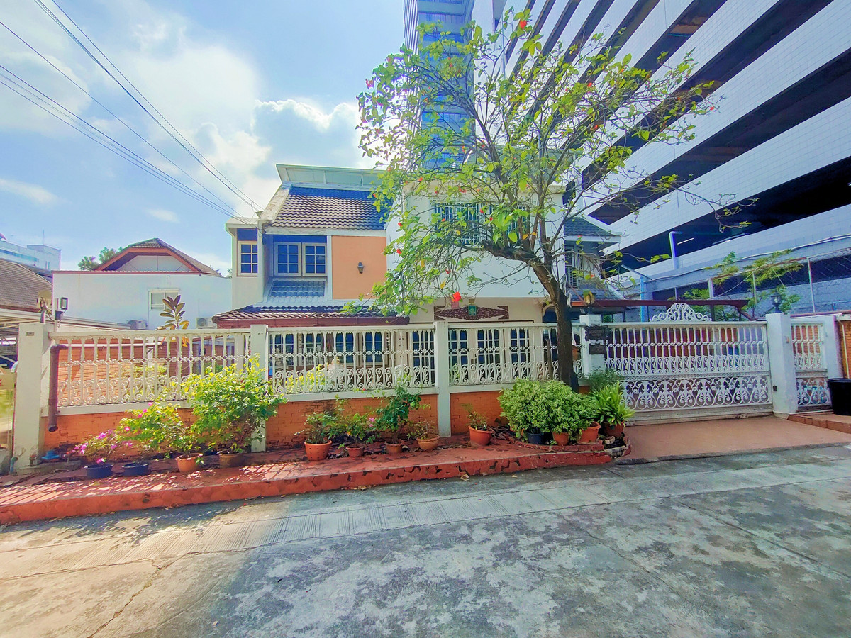 ขายบ้านพระราม 9 เพชรบุรีตัดใหม่ RCA : ขายด่วน!! ราคาดี!! บ้านเดี่ยว 3 ชั้น (รวมดาดฟ้า) หลังมุม เนื้อที่ 57.5 ตรว. หมู่บ้านทวีมิตร ซอย 4 ทำเลทอง ใจกลางเมือง หลังเซ็นทรัลพระราม 9 ใกล้ตึกอสมท. และรถไฟฟ้า MRT พระราม 9