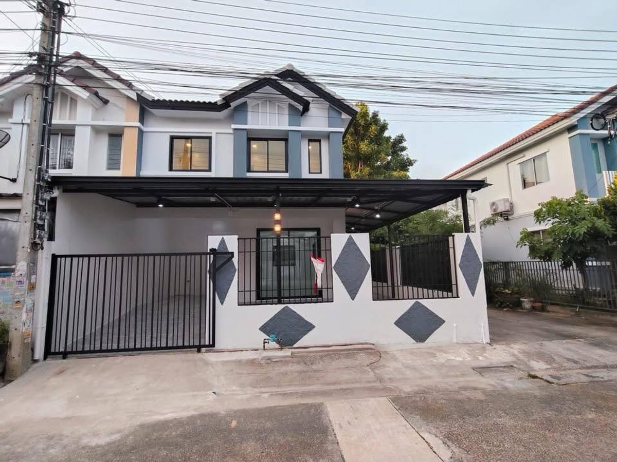 For SaleTownhomeNonthaburi, Bang Yai, Bangbuathong : Urgent sale! 2-story townhouse, beautiful plot behind a U-turn corner. Pruksa Village 49/1, potential location in Soi Kaew In, Bang Yai, area up to 24 sq m, newly decorated and renovated throughout. Add a kitchen and garage to fill the space, open and com