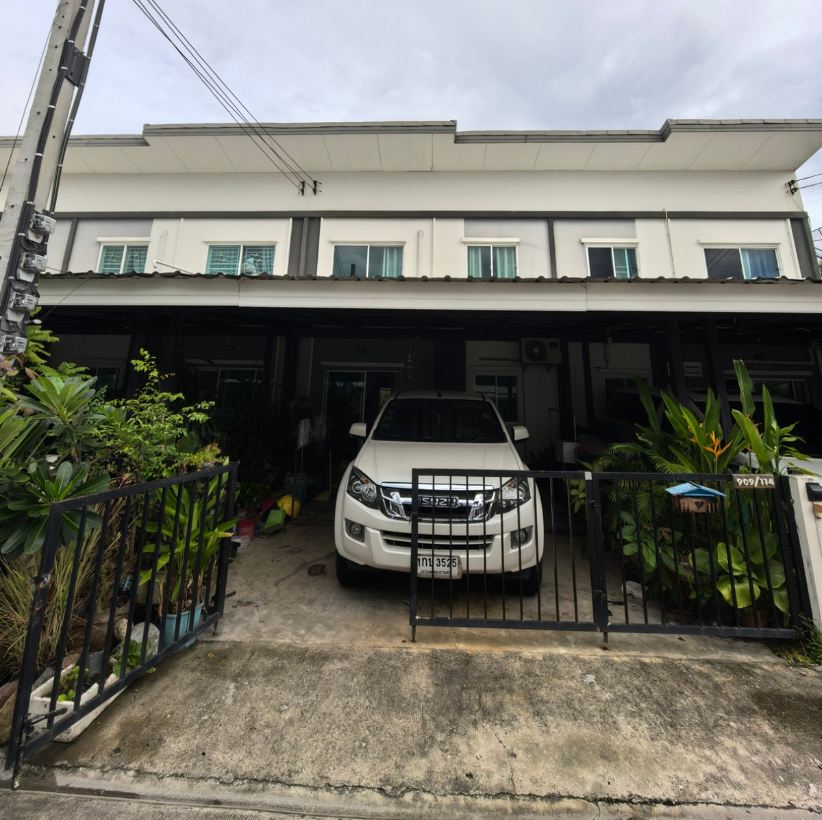 For SaleTownhomeRathburana, Suksawat : Townhouse for sale, 4 bedrooms, 2 bathrooms, 4 air conditioners, near the common area. Inside the alley, there are plenty of places to eat. Cheap price 1,800,000.