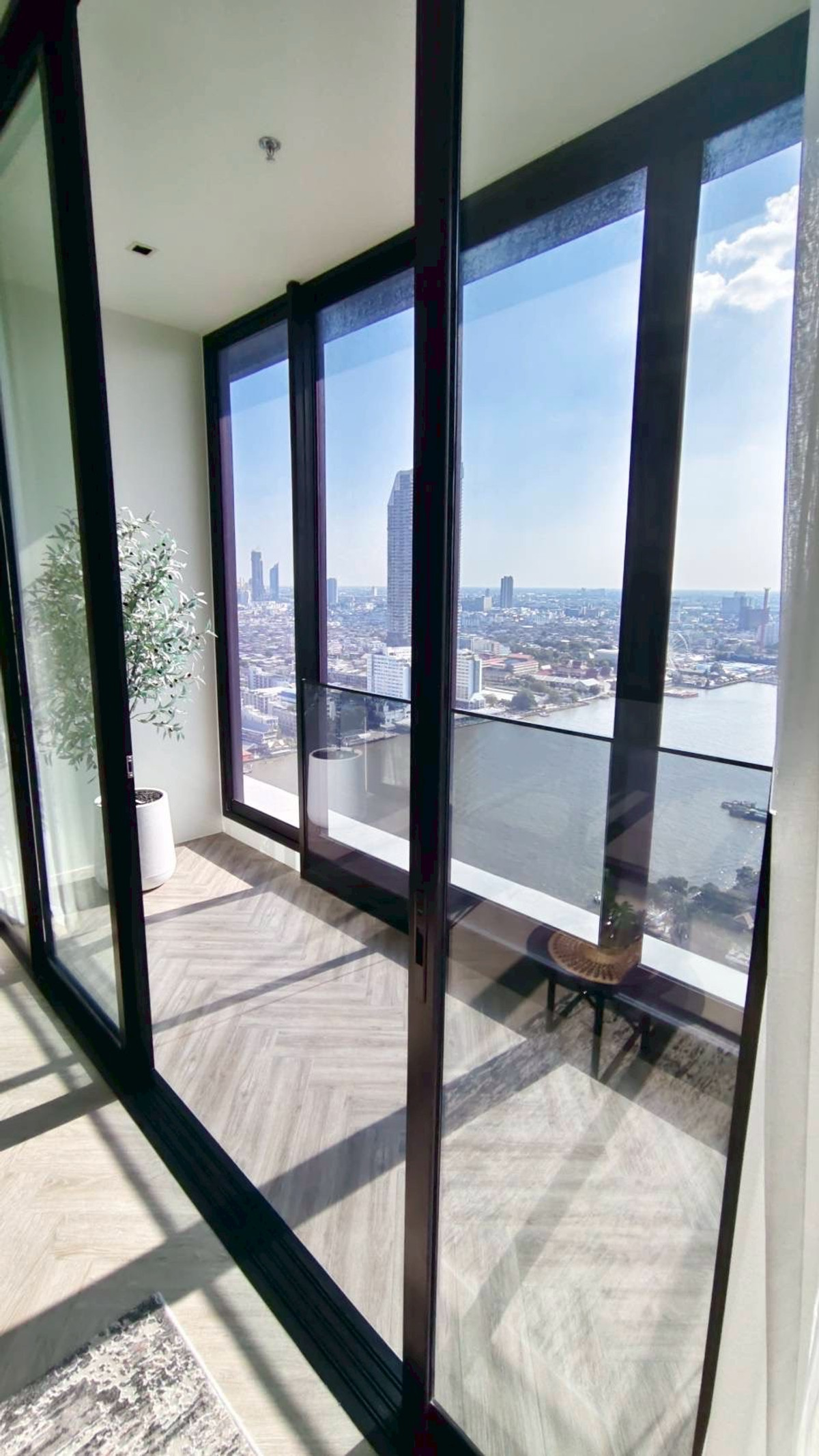 ให้เช่าคอนโดวงเวียนใหญ่ เจริญนคร : For Rent 🚩 Chapter Charoennnakhon Riverside ห้อง 2 bedroom ขนาด 80 ตร.ม. ราคาเช่าเพียง 75,000 บาท