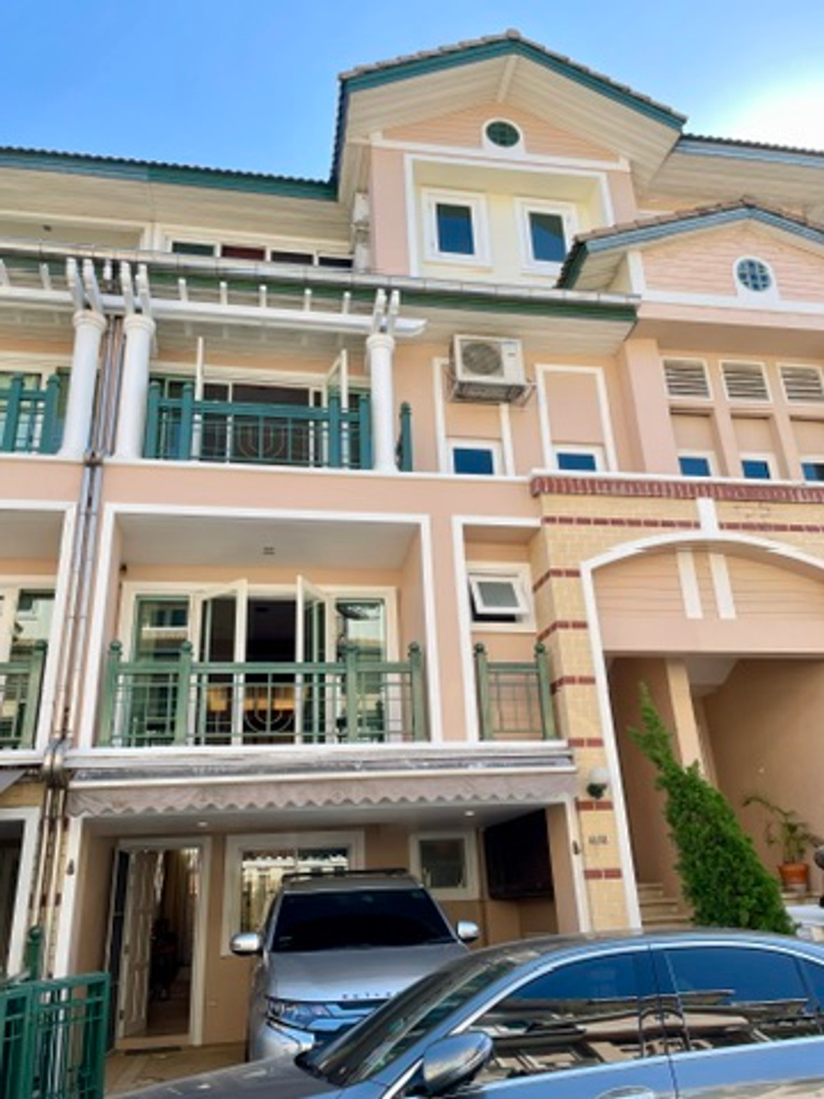 ให้เช่าทาวน์โฮมเลียบทางด่วนรามอินทรา : ปล่อยเช่า Town Home คริสตัล วิลล์ [Crystal Ville] เลียบด่วนเอกมัย-รามอินทรา ประดิษฐ์มนูธรรม 15 ใกล้ทางพิเศษฉลองรัช เพียง 350 เมตร จากเซ็นทรัล อีสวิลล์ 