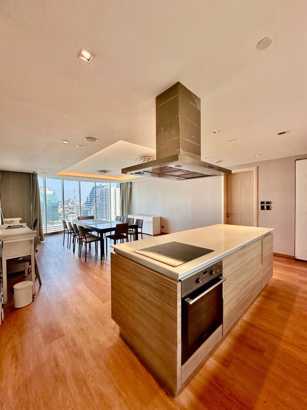 ขายคอนโดอารีย์ อนุสาวรีย์ : Penthouse 2 ยูนิต Combine เข้าด้วยกัน วิวทิศเหนือ + ตะวันออก วิวสวย  4 ห้องนอน ขนาด 294 ตรม.