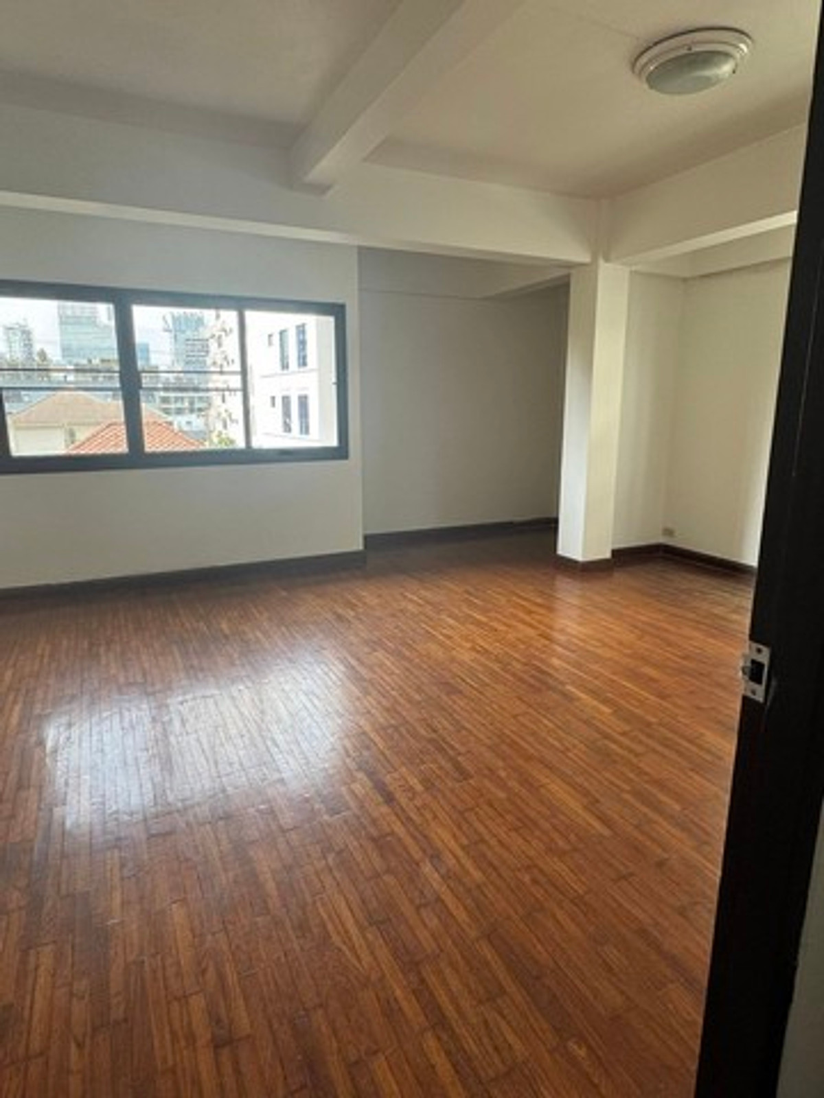 ให้เช่าโฮมออฟฟิศนานา : HR3198PREMIUM RENTAL] Modern Home Office Sukhumvit 4 – Nana Prime Location  Newly Renovated  Steps from BTS and Benjakitti Park