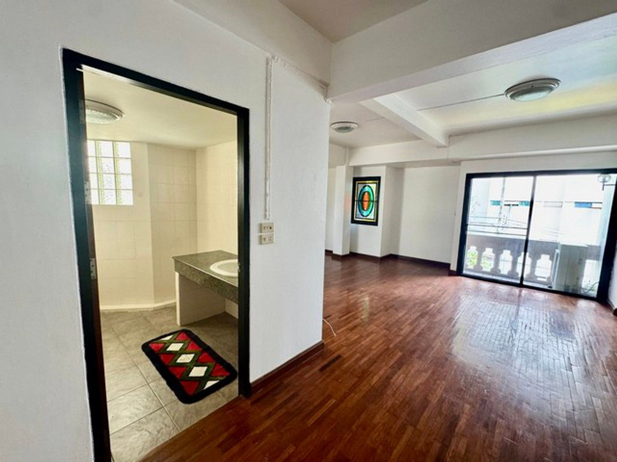 ให้เช่าโฮมออฟฟิศนานา : HR3198PREMIUM RENTAL] Modern Home Office Sukhumvit 4 – Nana Prime Location  Newly Renovated  Steps from BTS and Benjakitti Park