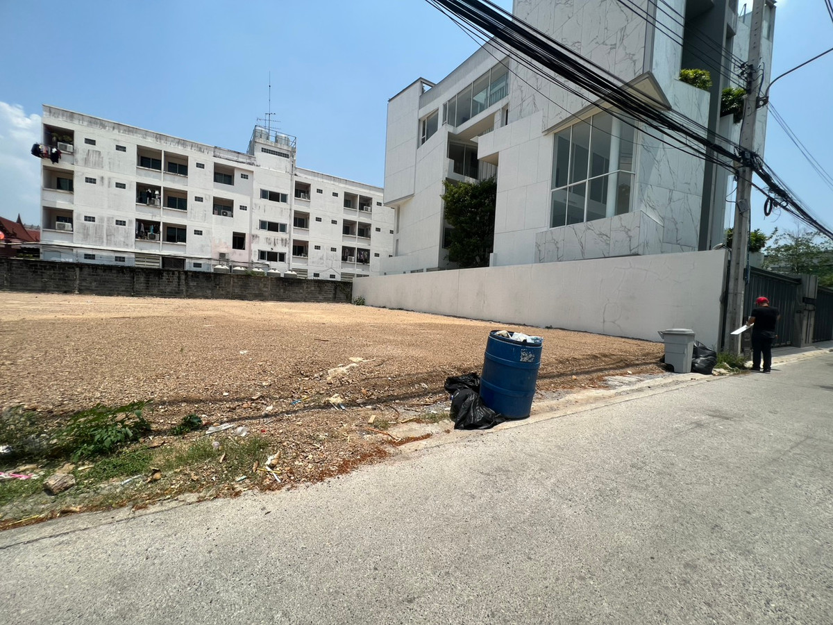 For SaleLandRamkhamhaeng, Hua Mak : Land for sale, Lat Phrao 88, area 403 sq m. (1 rai 3 sq m.), beautiful plot of land. Location along Ekamai-Ramindra Expressway. Near Town in Town & Yellow Line MRT, near Central Festival EastVille, near Bodindecha School. Near Regents International Sc