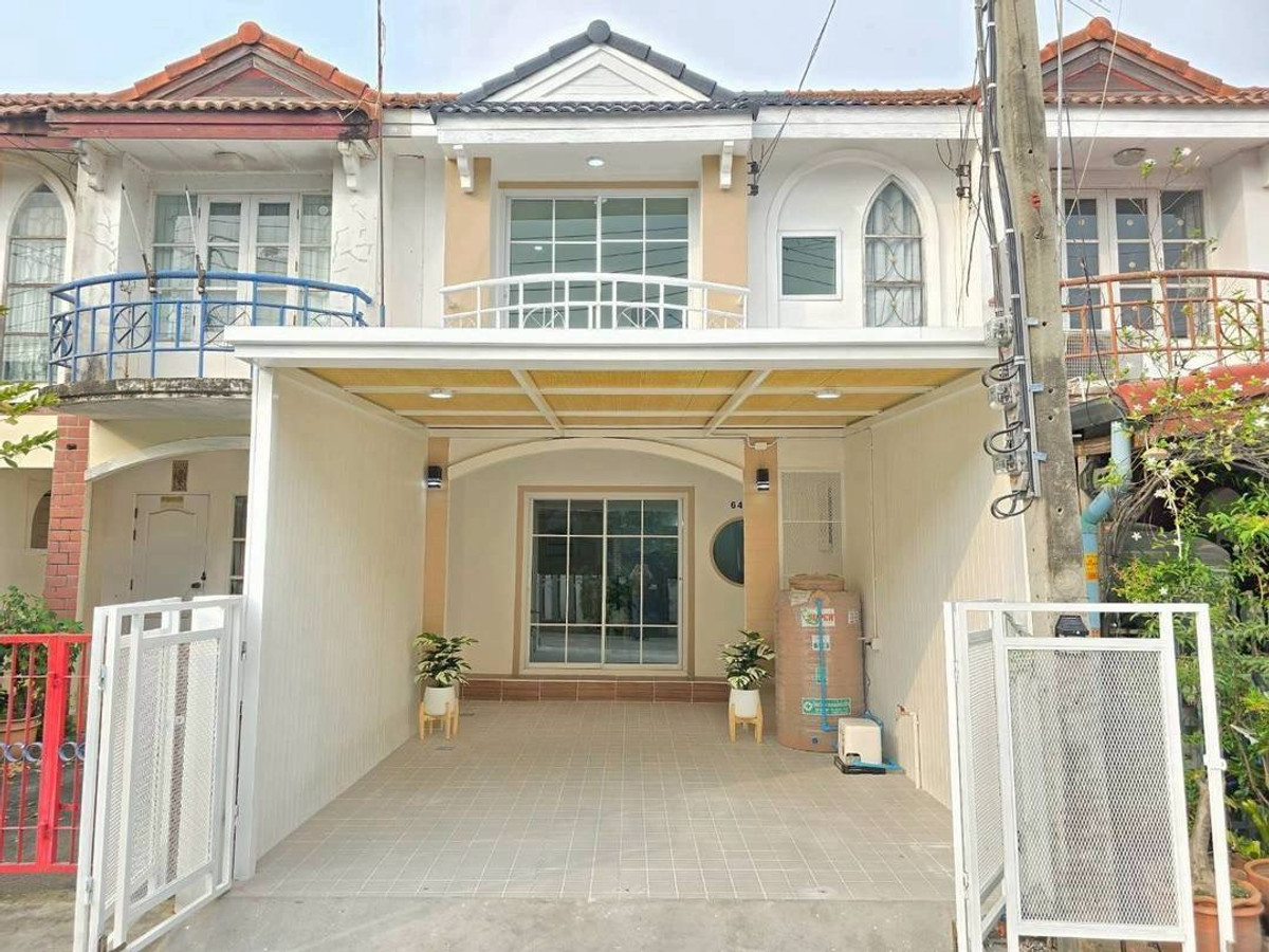 For SaleTownhomeNonthaburi, Bang Yai, Bangbuathong : Urgent sale! Quality 2-story townhouse from the Land & House project. Sirarom Village Potential location on Ban Kluai-Sai Noi Road, area 16 sq m., function 2 bedrooms, 2 bathrooms, completely renovated. Beautiful and modern Free complete furniture set