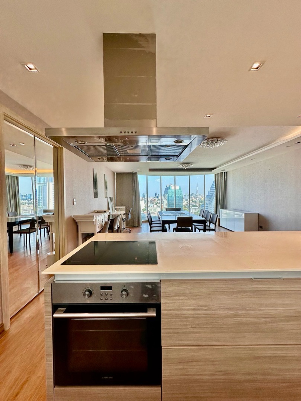 ขายคอนโดอารีย์ อนุสาวรีย์ : Penthouse 2 ยูนิต Combine เข้าด้วยกัน วิวทิศเหนือ + ตะวันออก วิวสวย  4 ห้องนอน ขนาด 294 ตรม.