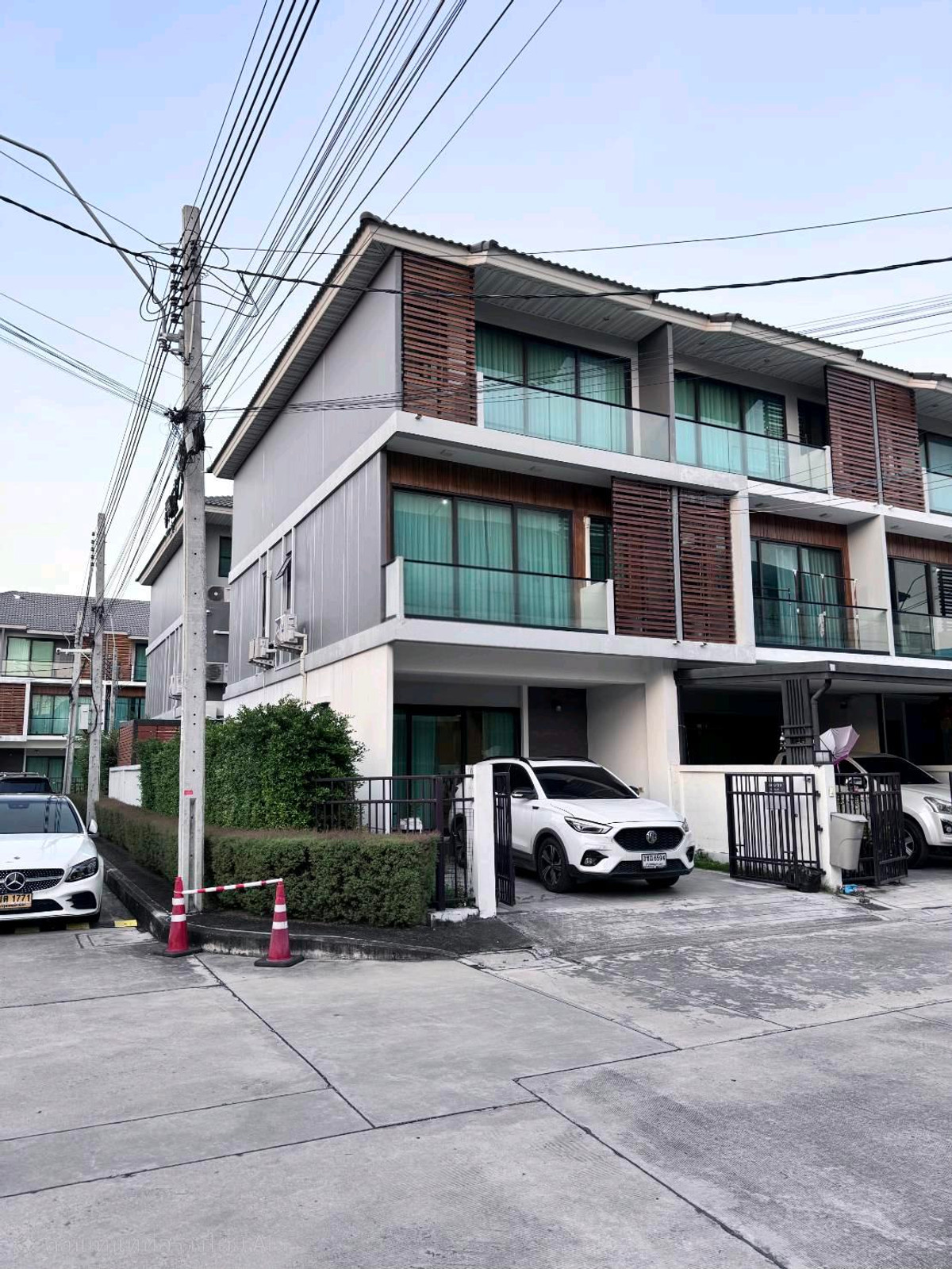 For SaleTownhomeBangna, Bearing, Lasalle : Urgent sale 🏬Townhome, Supalai Urbana Bangna-Wongwaen project **Corner house** only 5.2 million baht ❗️Ready to finish, can reduce❗️New house, owner rarely lives in, make an appointment to see urgently 📞Call 0955193596 Khun Pan.