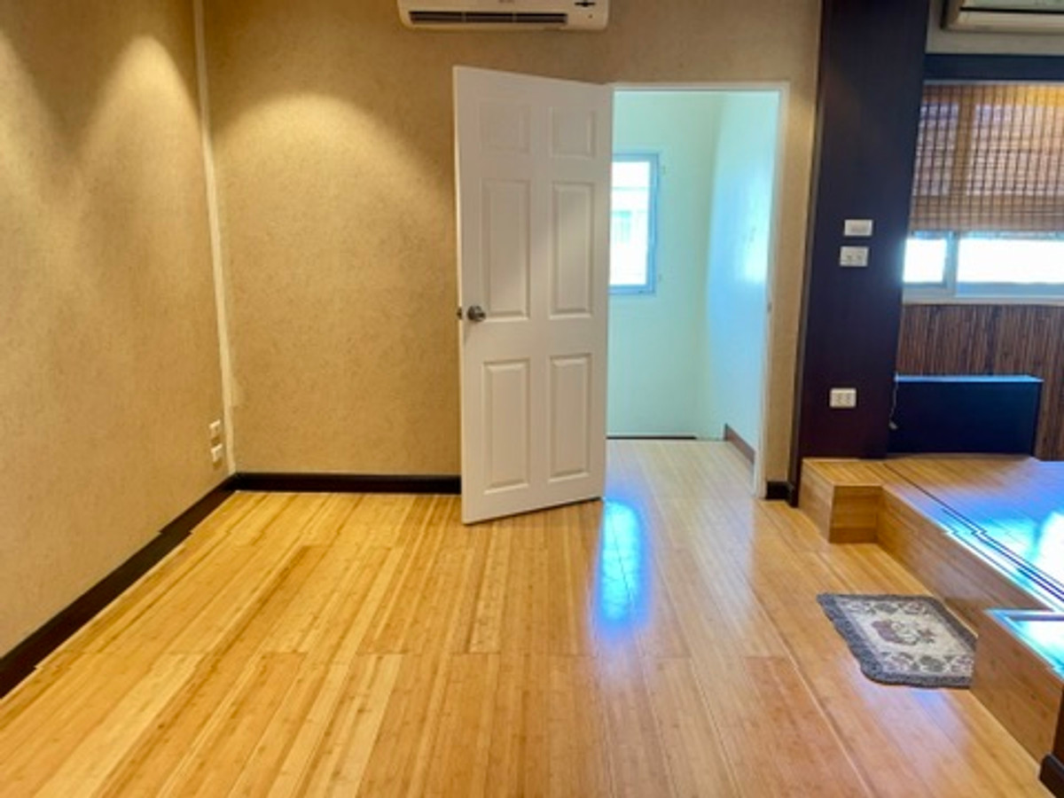 ให้เช่าทาวน์โฮมเลียบทางด่วนรามอินทรา : ปล่อยเช่า Town Home คริสตัล วิลล์ [Crystal Ville] เลียบด่วนเอกมัย-รามอินทรา ประดิษฐ์มนูธรรม 15 ใกล้ทางพิเศษฉลองรัช เพียง 350 เมตร จากเซ็นทรัล อีสวิลล์ 