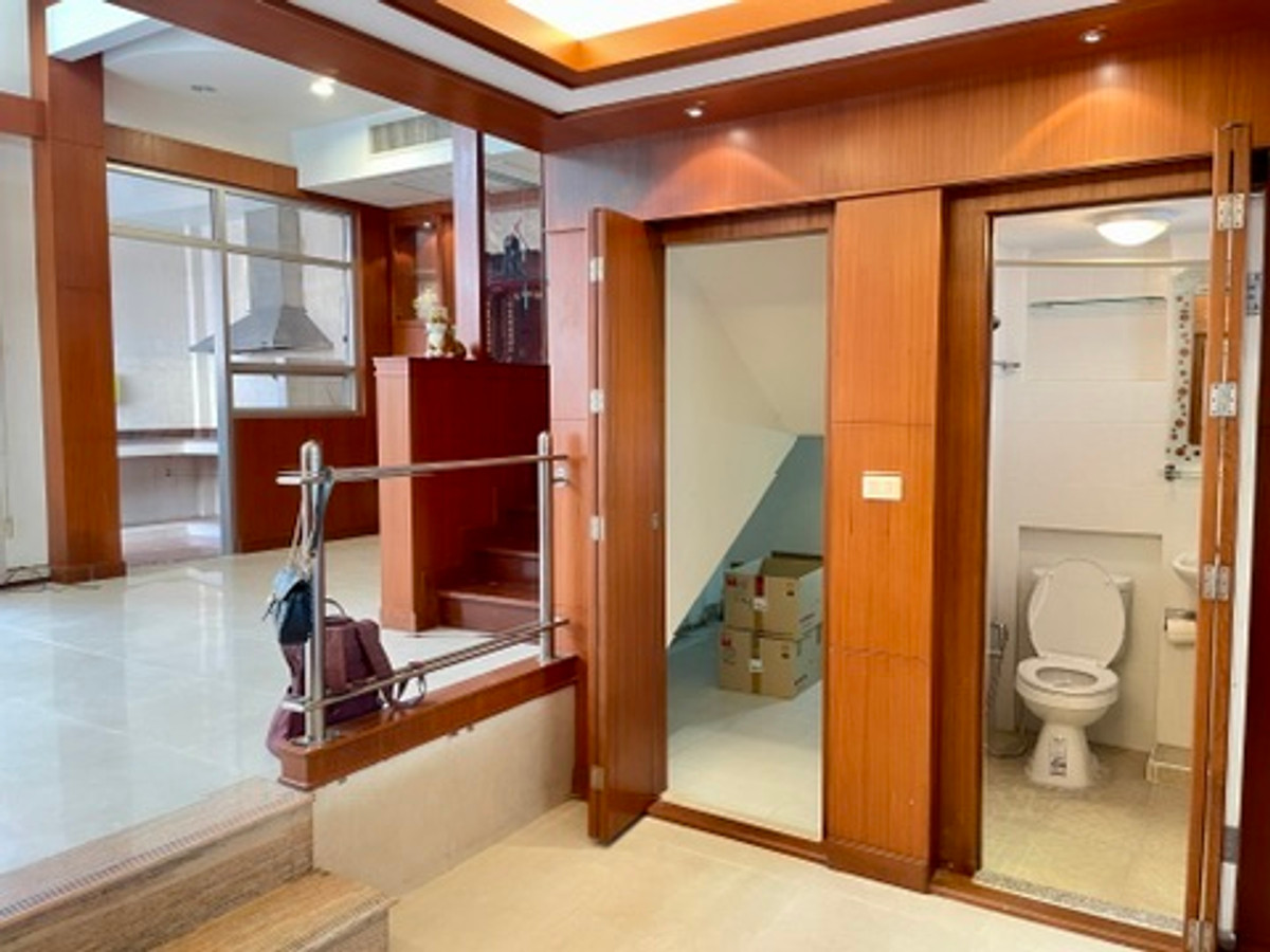 ให้เช่าทาวน์โฮมเลียบทางด่วนรามอินทรา : ปล่อยเช่า Town Home คริสตัล วิลล์ [Crystal Ville] เลียบด่วนเอกมัย-รามอินทรา ประดิษฐ์มนูธรรม 15 ใกล้ทางพิเศษฉลองรัช เพียง 350 เมตร จากเซ็นทรัล อีสวิลล์ 