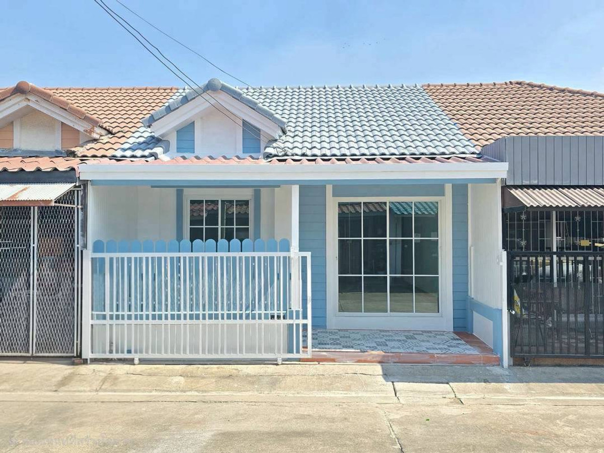 For SaleTownhomeNonthaburi, Bang Yai, Bangbuathong : Urgent sale! One-story townhouse Renovated the whole house. Pruksa Village 41, good location, Soi Kantana-Bang Yai, area 16 sq m., function 2 bedrooms, 1 bathroom, beautifully decorated and complete. Plus free furniture ready to use. Condition is ready to