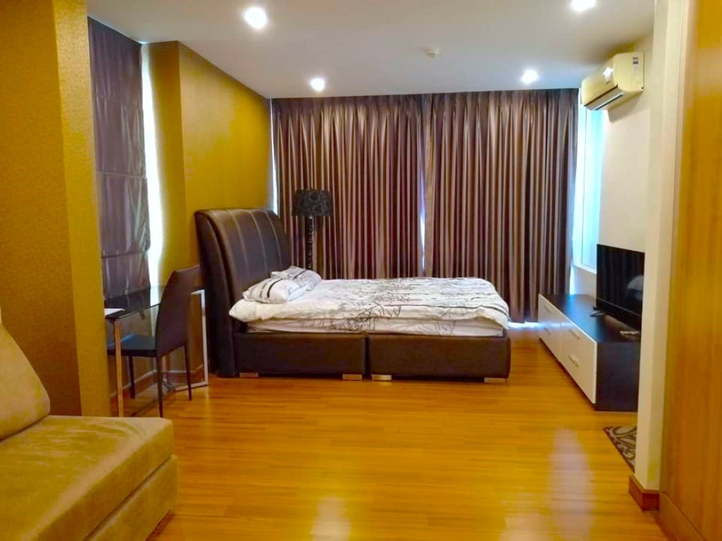 For RentCondoChaengwatana, Muangthong : Condo for rent at The Forest Chaengwattana. Great location, convenient transportation, near Major Hollywood Pakkret. 64 sq m.