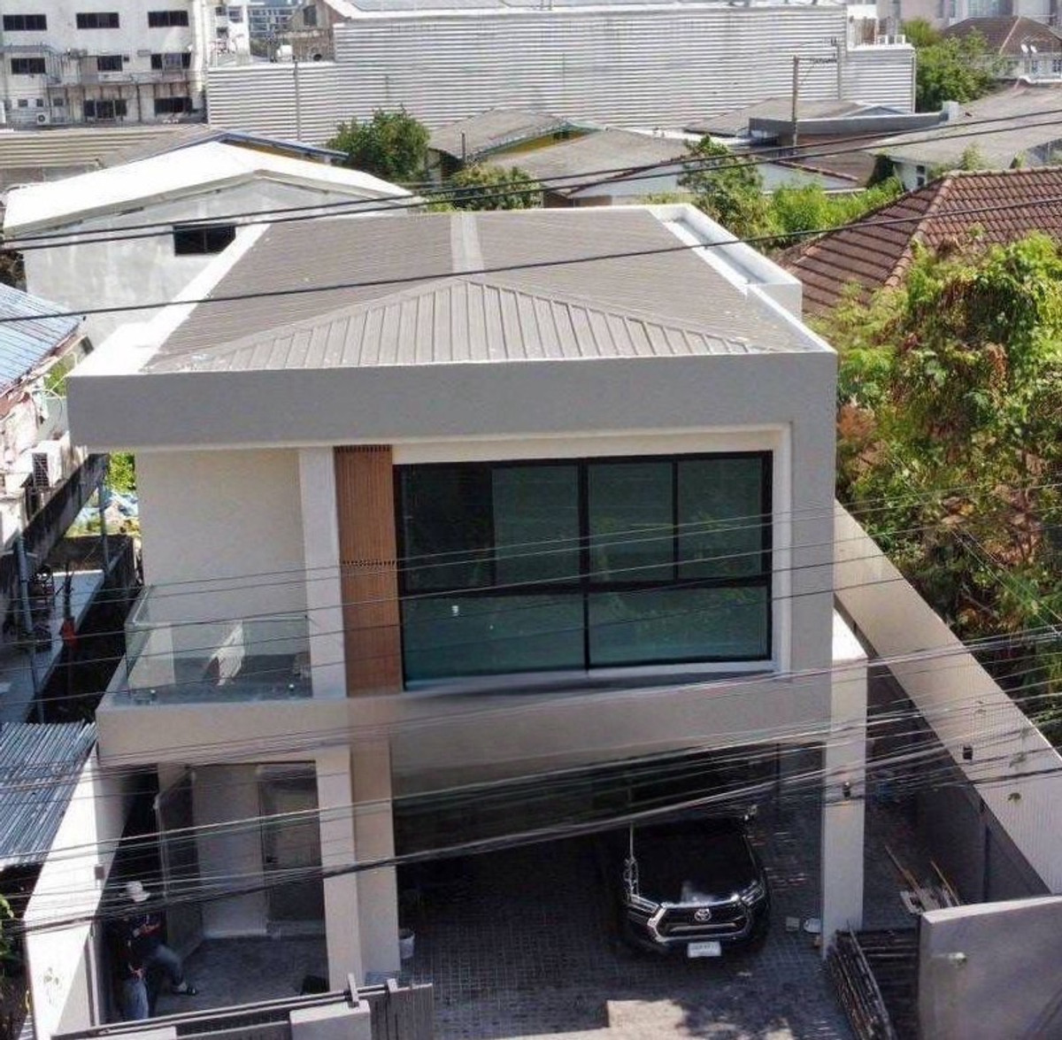 For RentHouseBangna, Bearing, Lasalle : Single house for rent, Lasalle, large house, wide area, has a garden, near Bangkok Patana International School, 400 meters. Any parents who are interested, please talk to us.