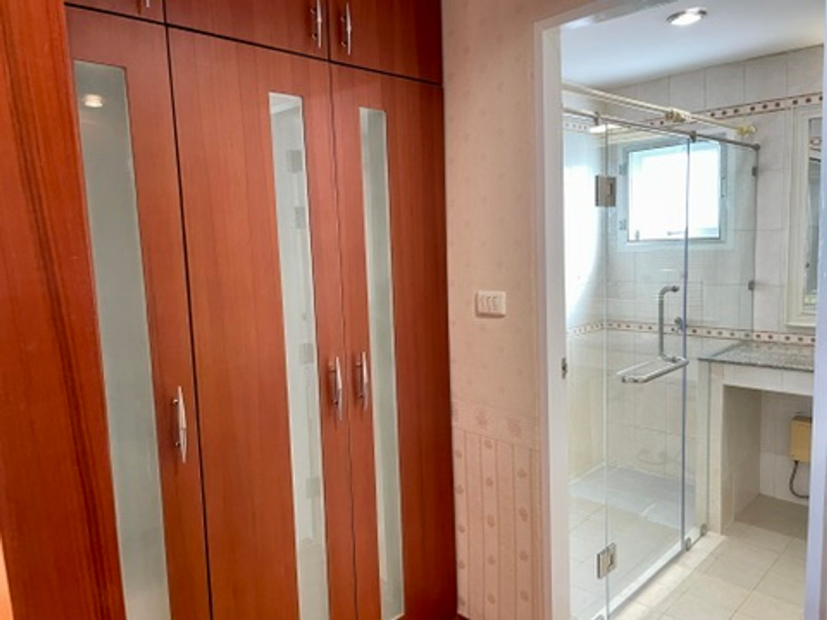 ให้เช่าทาวน์โฮมเลียบทางด่วนรามอินทรา : ปล่อยเช่า Town Home คริสตัล วิลล์ [Crystal Ville] เลียบด่วนเอกมัย-รามอินทรา ประดิษฐ์มนูธรรม 15 ใกล้ทางพิเศษฉลองรัช เพียง 350 เมตร จากเซ็นทรัล อีสวิลล์ 