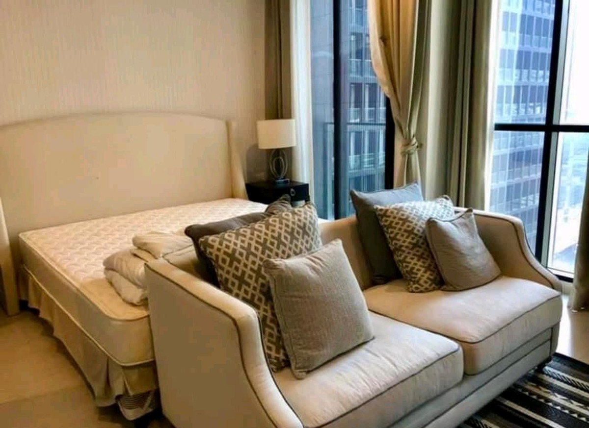 For RentCondoWitthayu, Chidlom, Langsuan, Ploenchit : 💫 Luxury-level condo in the heart of Ploenchit, next to BTS Ploenchit (directly connected to Skywalk), Okura view, beautiful open space, Chanintr furniture throughout the room.