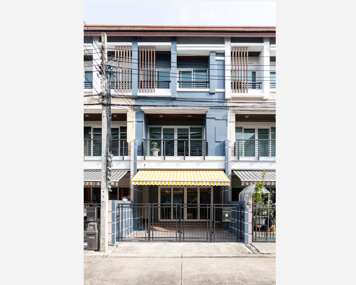 For RentTownhomeYothinpattana,CDC : Call : 080-979-8999 Baan Klang Muang Urbanion Rama 9-Ladprao, 3 bedrooms, 3 bathrooms, Fully furnished