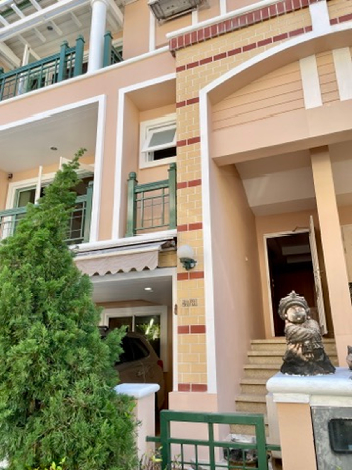 ให้เช่าทาวน์โฮมเลียบทางด่วนรามอินทรา : ปล่อยเช่า Town Home คริสตัล วิลล์ [Crystal Ville] เลียบด่วนเอกมัย-รามอินทรา ประดิษฐ์มนูธรรม 15 ใกล้ทางพิเศษฉลองรัช เพียง 350 เมตร จากเซ็นทรัล อีสวิลล์ 