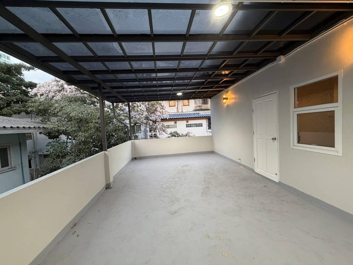 For RentHome OfficeSukhumvit, Asoke, Thonglor : 🌟Home office 5 Bed 4 Bath 400 sq.m., only 100 meters to BTS Phra Khanong, can register a company🌟