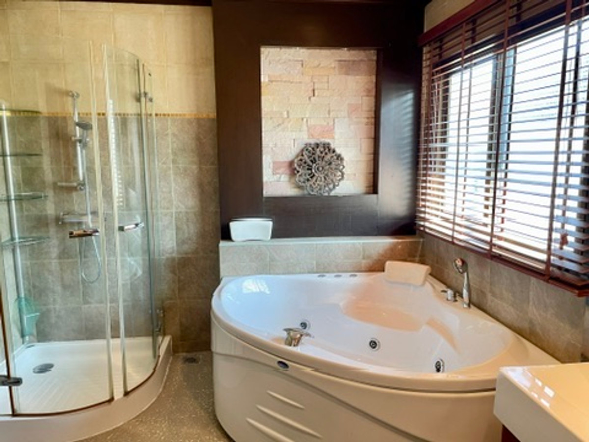 ให้เช่าทาวน์โฮมเลียบทางด่วนรามอินทรา : ปล่อยเช่า Town Home คริสตัล วิลล์ [Crystal Ville] เลียบด่วนเอกมัย-รามอินทรา ประดิษฐ์มนูธรรม 15 ใกล้ทางพิเศษฉลองรัช เพียง 350 เมตร จากเซ็นทรัล อีสวิลล์ 